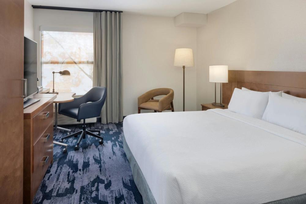 King Room with Adapted Tub - Mobility and Hearing Accessible interior